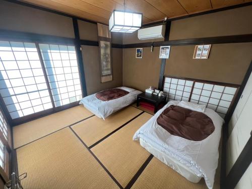 an overhead view of a room with two beds at Fukurou no Oyado - Vacation STAY 71286v in Fuefuki