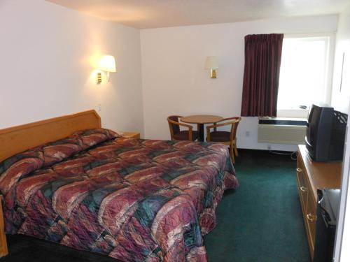 Postel nebo postele na pokoji v ubytování Economy Inn & Suites