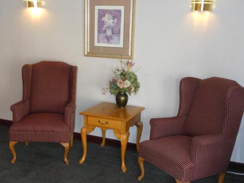 Posezení v ubytování Economy Inn & Suites