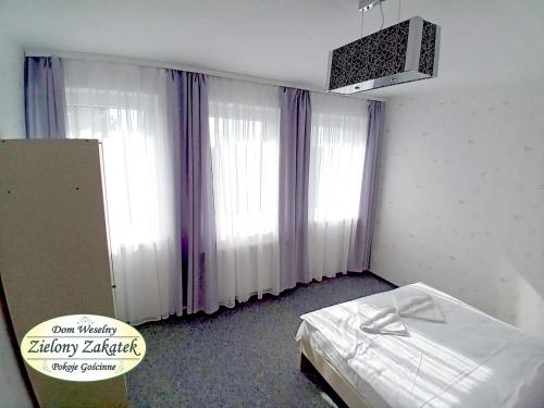 Una cama o camas en una habitación de Dom Weselny Zielony Zakątek