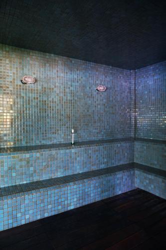 a blue tiled bathroom with a tub with blue tiles at Cumbuco - VGSun Apartment 402 in Cumbuco