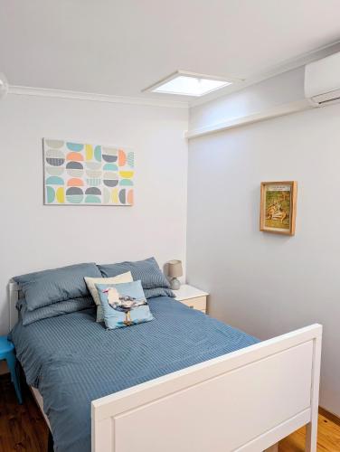 Postel nebo postele na pokoji v ubytování Far View - Pets, Linen, Wi-Fi, Netflix, Caravan