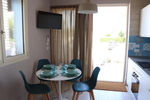 a dining room with a table and chairs and a window at Pescoluse Apartments in Marina di Pescoluse