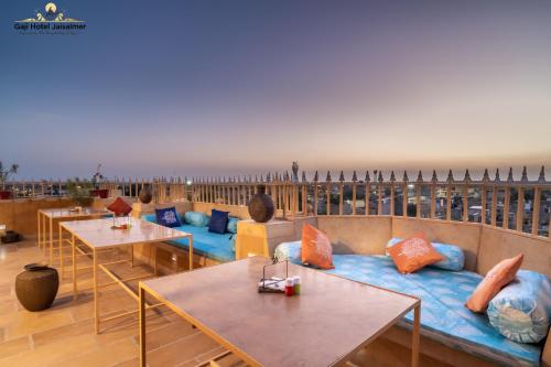 ジャイサルメールにあるGaji Hotel Jaisalmerのテーブルとソファ(枕付)が備わる客室です。