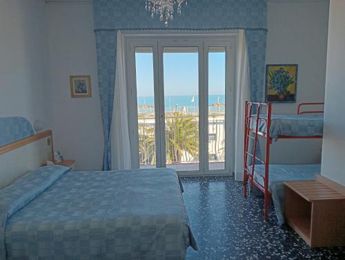 1 dormitorio con 1 cama y balcón con vistas al océano en Hotel Rosa Meublé, en Porto San Giorgio