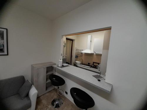 Habitación con escritorio con 2 sillas y espejo. en VERCELLI CENTRO, en Vercelli