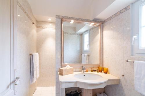 a bathroom with a sink and a mirror at Le Clos Vallis in Sarlat-la-Canéda