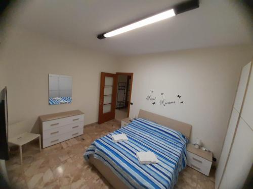 1 dormitorio con cama, tocador y espejo en VERCELLI CENTRO, en Vercelli