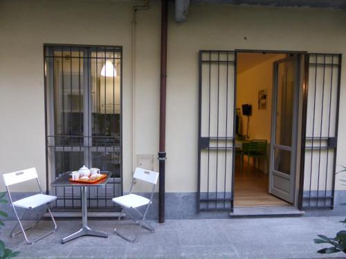 a table and chairs in front of a building at Appartamento Giulio VI in Turin