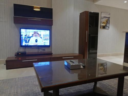 Μια τηλεόραση ή/και κέντρο ψυχαγωγίας στο Rahhal Hotel Suites
