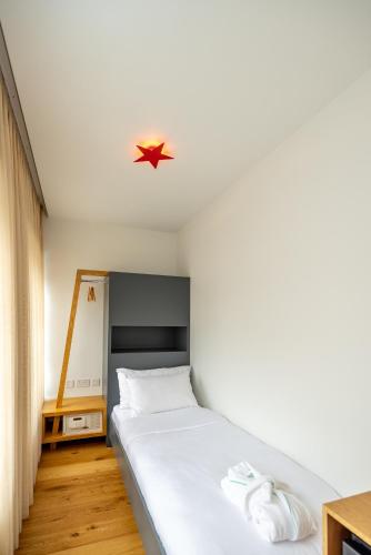 Postel nebo postele na pokoji v ubytování Limehouse Library Hotel