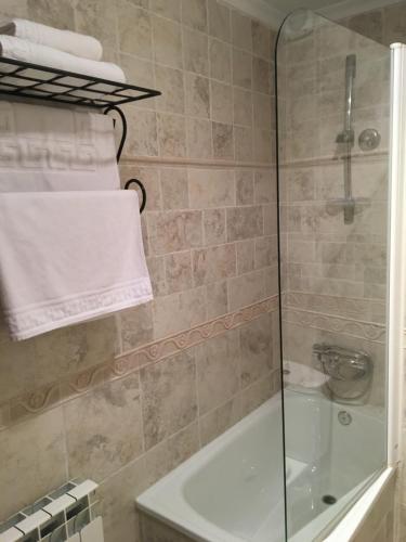 bagno con doccia, vasca e lavandino di Posada El Nozal a Seña