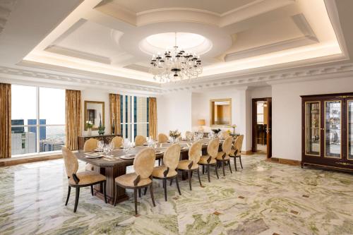 Un restaurante o sitio para comer en Dusit Hotel & Suites - Doha