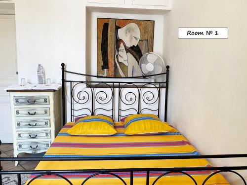 Schlafzimmer mit einem Bett mit Wandgemälde in der Unterkunft Nice Center Room in Nizza