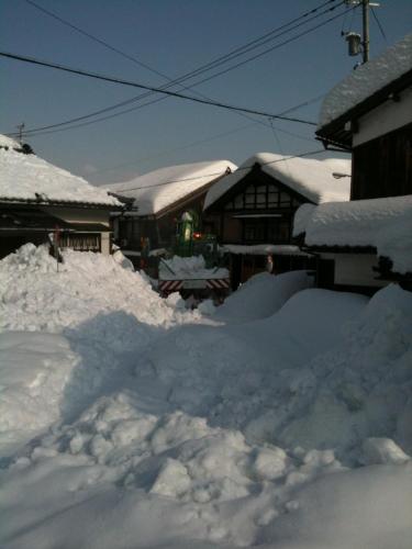a pile of snow in front of a house at 川端屋　kawabataya in Minamiechizen