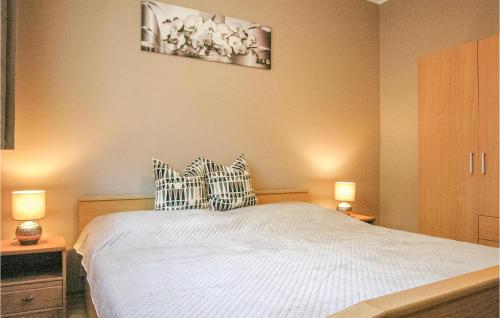 Un dormitorio con una cama con almohadas. en 3 Bedroom Gorgeous Home In Santoczno, en Santoczno