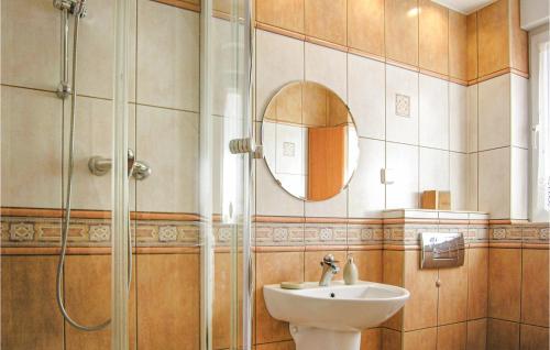 a bathroom with a sink and a shower at Stunning Home In Santoczno With 3 Bedrooms And Wifi in Santoczno