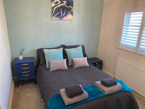 um quarto com uma cama com duas almofadas em HenreeenOnWidewater em Lancing