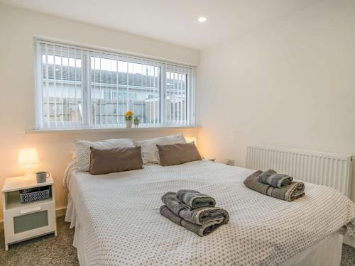 ein Schlafzimmer mit einem Bett mit Handtüchern darauf in der Unterkunft Immaculate 3-Bed 5 berth modernised bungalow! in Tenby