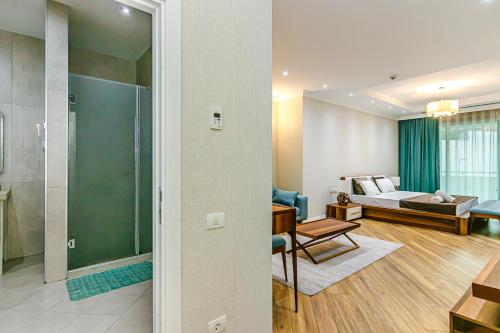 sala de estar con cama y habitación con sofá en Baku Deniz Mall family hotel apartment, en Baku