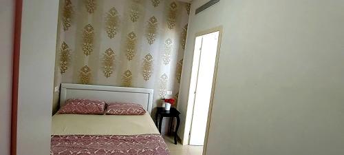een kleine slaapkamer met een bed en een raam bij Colony Beach Hotel Apartment Tel Aviv Bat Yam 36 in Bat Yam