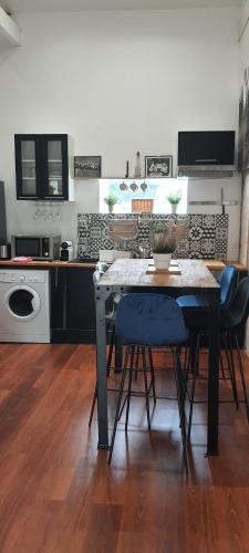 的住宿－Gîte Pinsol，厨房配有桌椅和洗衣机。