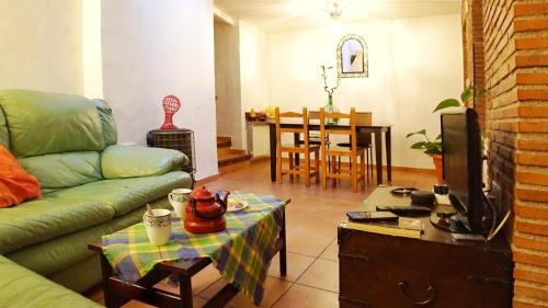 - un salon avec un canapé et une table dans l'établissement Entre Dos Aguas, à Grenade