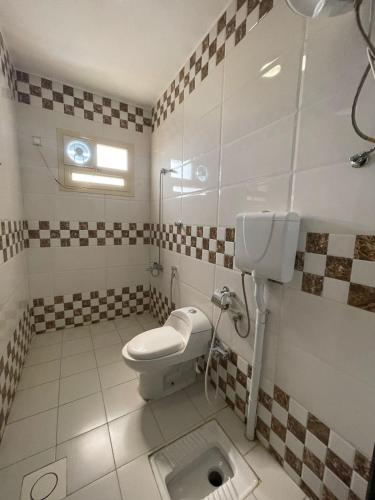 a bathroom with a toilet and a sink at Al Deyafah Narjis-الضيافة نرجس in Khamis Mushayt