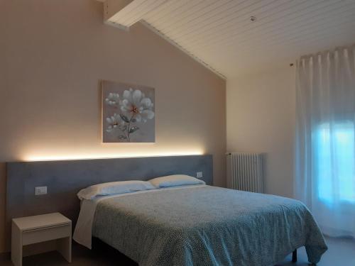 una camera da letto con un letto e un dipinto sul muro di Royal Room & Breakfast a Modena