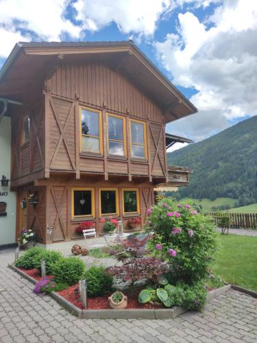 a house with a garden in front of it at Gästehaus Moser in Ranten