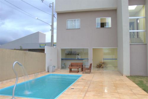 Swimmingpoolen hos eller tæt på Sobrado espaçoso com piscina com ar na suite