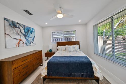 ein Schlafzimmer mit einem Bett und einem großen Fenster in der Unterkunft Sail Away Beach Cottage Sleeps 10 Heated Pool in Fort Lauderdale