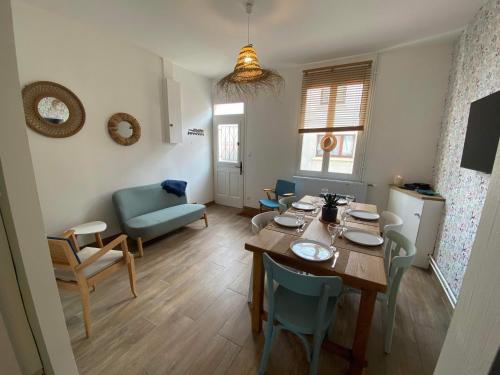 une cuisine et un salon avec une table et des chaises dans l'établissement Gaston, à Mers-les-Bains