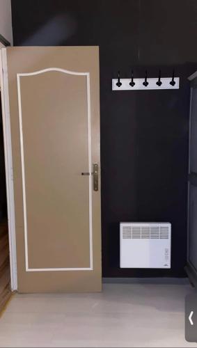 een open deur in een kamer met een ventilator bij Chambre privée au cœur des Pyrénées in Luz-Saint-Sauveur