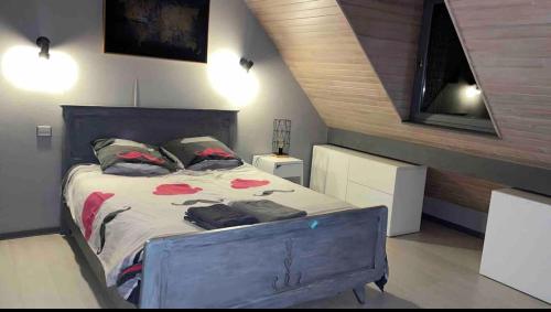 een slaapkamer met een bed in een kamer met een trap bij Chambre privée au cœur des Pyrénées in Luz-Saint-Sauveur
