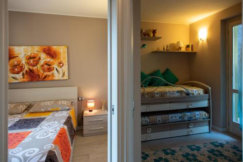 - une chambre avec un lit et une peinture murale dans l'établissement Italian Vacation Homes - Gemini, à Tavernola Bergamasca