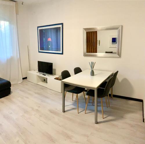 a dining room with a table and chairs and a television at Appartamento al Duomo in Padova