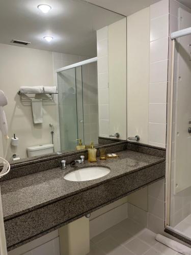 a bathroom with a sink and a mirror at Suíte Aeroporto Congonhas Quarto Triplo in São Paulo