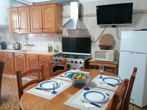 uma cozinha com uma mesa com uma taça de fruta em Casa do Cabeço - Termas da Sulfúrea em Cabeço de Vide