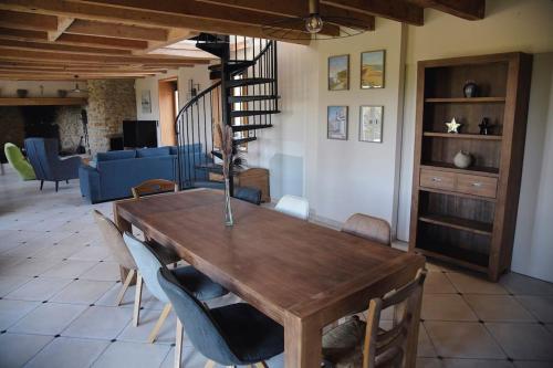 une salle à manger avec une table et des chaises en bois dans l'établissement Gîte de la bergerie côte d'Opale, à Souverain-Moulin