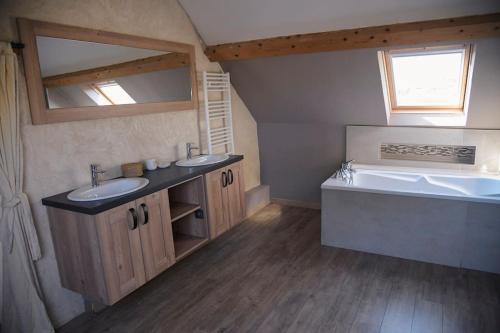 ein Badezimmer mit 2 Waschbecken und einer Badewanne in der Unterkunft Gîte de la bergerie côte d'Opale in Souverain-Moulin