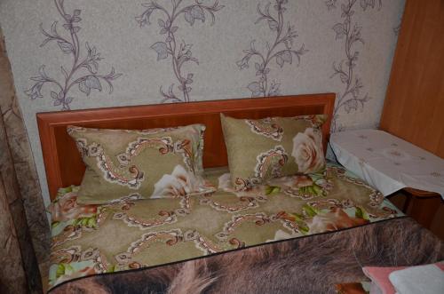 Кровать или кровати в номере Kvartira v Rovno klassa Liuks