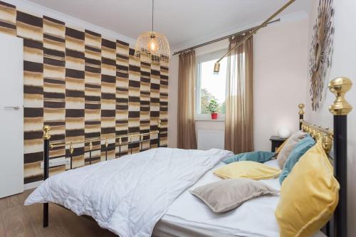 1 dormitorio con 1 cama grande y cabecero de madera en AVRA Residence I Stare Miasto en Gdansk