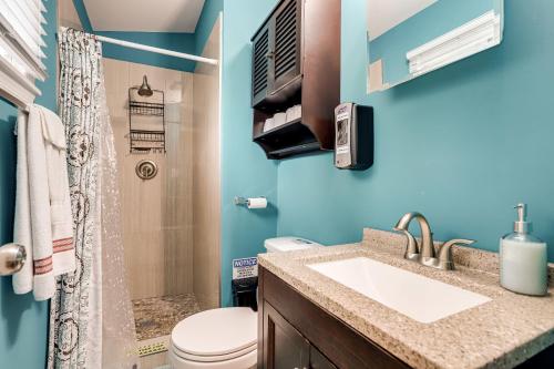 uma casa de banho com um lavatório, um WC e um chuveiro em Escape to our cozy 3 Bed Rm 2 Bath Unit in Alexandria VA em Alexandria