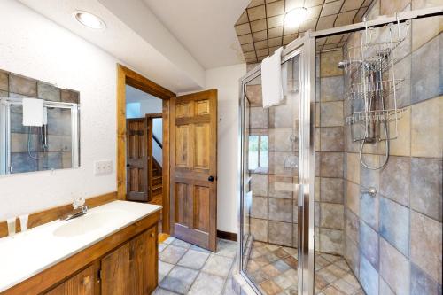La salle de bains est pourvue d'une douche et d'un lavabo. dans l'établissement The Pond House, à Plymouth