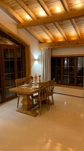 Ein Sitzbereich in der Unterkunft Chalet Bakuriani
