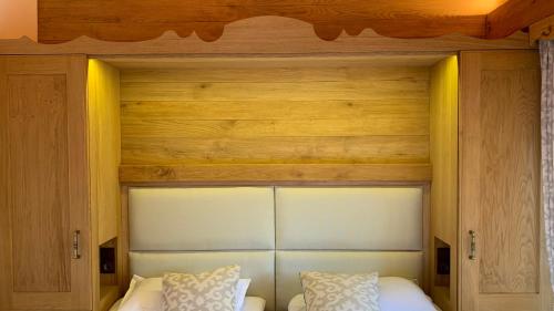 Ein Bett oder Betten in einem Zimmer der Unterkunft Chalet Bakuriani