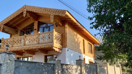 une maison avec un balcon au-dessus d'un mur dans l'établissement Chalet Bakuriani, à Bakuriani