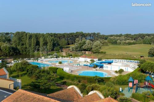 - une vue aérienne sur un parc aquatique avec 2 piscines dans l'établissement Studio au coeur du Golf de port bourgenay, proche des sables d'olonne, à Talmont-Saint-Hilaire
