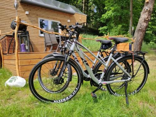 dwa rowery zaparkowane przed kabiną w obiekcie Ferien im Tiny House w mieście Stuer
